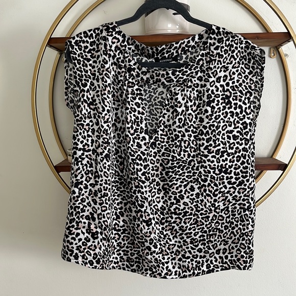 Acrobat 100% Silk Animal Print Short Sleeve V Neck Cut Out Blouse S - Picture 1 of 5